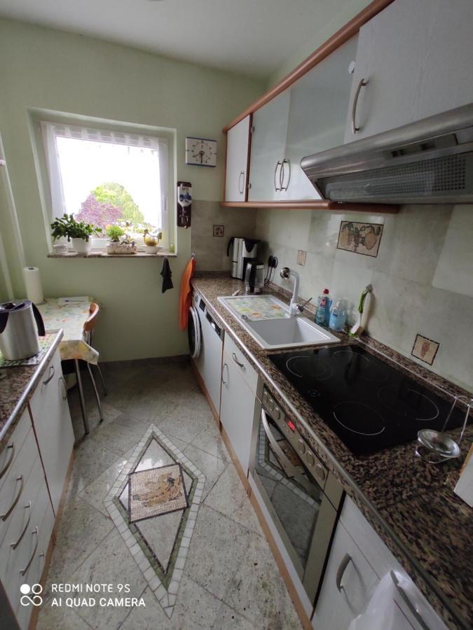 Weltoffenes Privates Gaestezimmer Bei Lgbtq Freundlichen Gastgeber Der Mit In Der Wohnung Lebt Berlin Ngoại thất bức ảnh