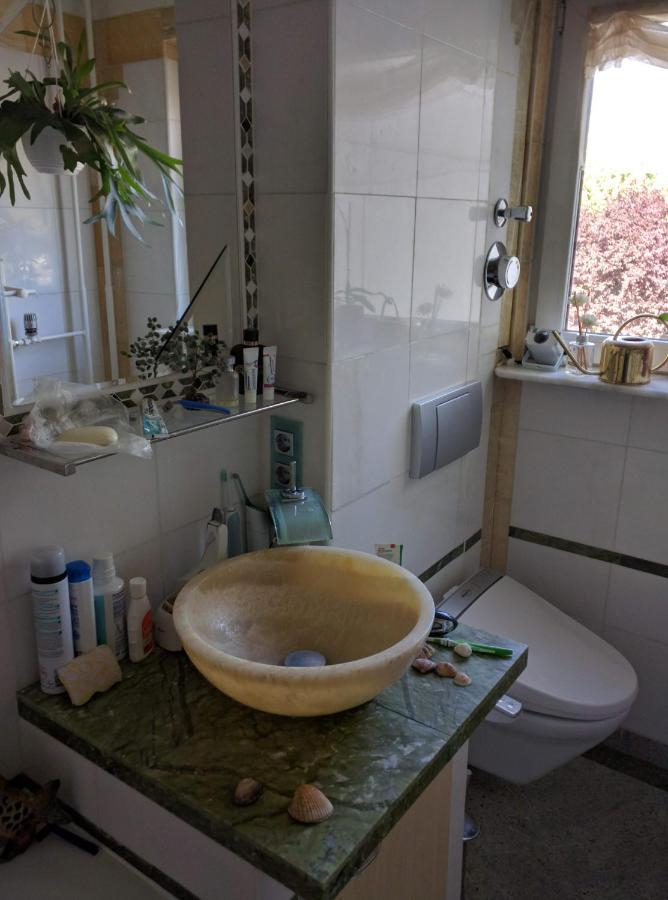 Weltoffenes Privates Gaestezimmer Bei Lgbtq Freundlichen Gastgeber Der Mit In Der Wohnung Lebt Berlin Ngoại thất bức ảnh