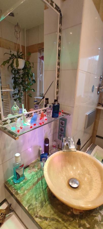 Weltoffenes Privates Gaestezimmer Bei Lgbtq Freundlichen Gastgeber Der Mit In Der Wohnung Lebt Berlin Ngoại thất bức ảnh