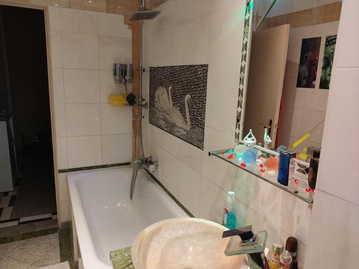 Weltoffenes Privates Gaestezimmer Bei Lgbtq Freundlichen Gastgeber Der Mit In Der Wohnung Lebt Berlin Ngoại thất bức ảnh