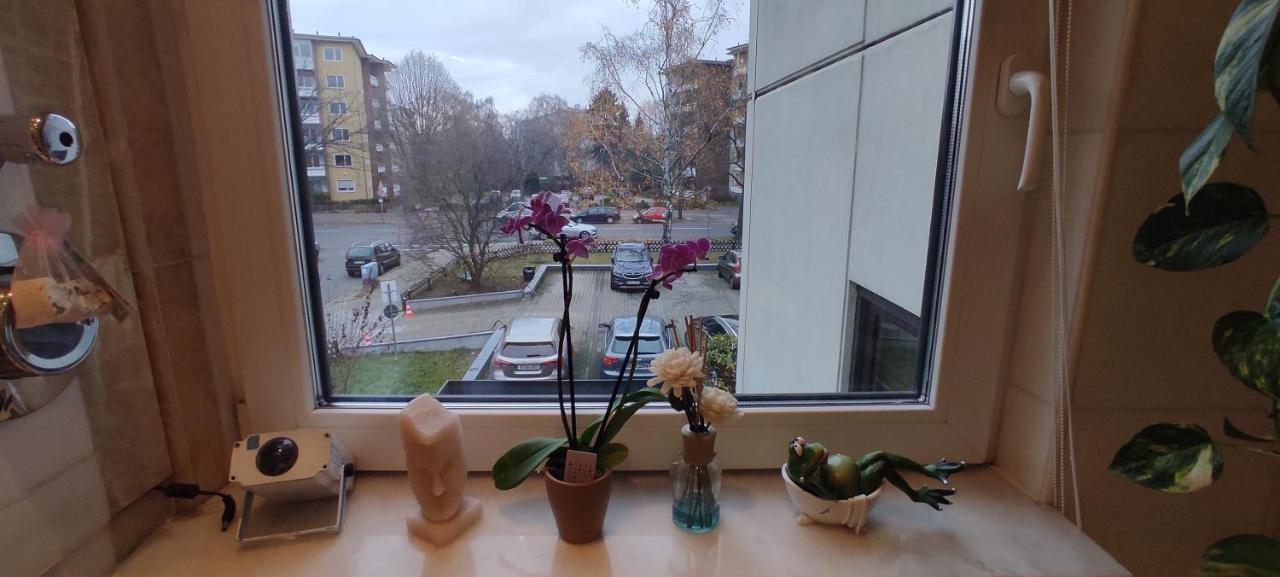 Weltoffenes Privates Gaestezimmer Bei Lgbtq Freundlichen Gastgeber Der Mit In Der Wohnung Lebt Berlin Ngoại thất bức ảnh